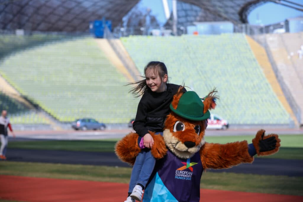 Stephanie P. aus Nürnberg mit Gfreidi, dem Maskottchen der European Championships Munich 2022
