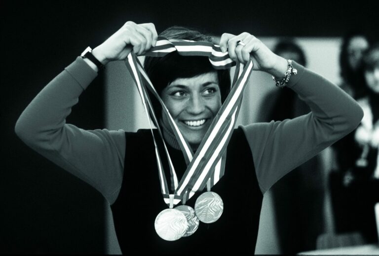 Rosi Mittermaier Ski Alpin. Olympia 1976 in Innsbruck 05.02.1976. Goldmedaille in Abfahrt, Slalom, Kombination und Silbermedaille im RSL. Portrait mit Medaillen.