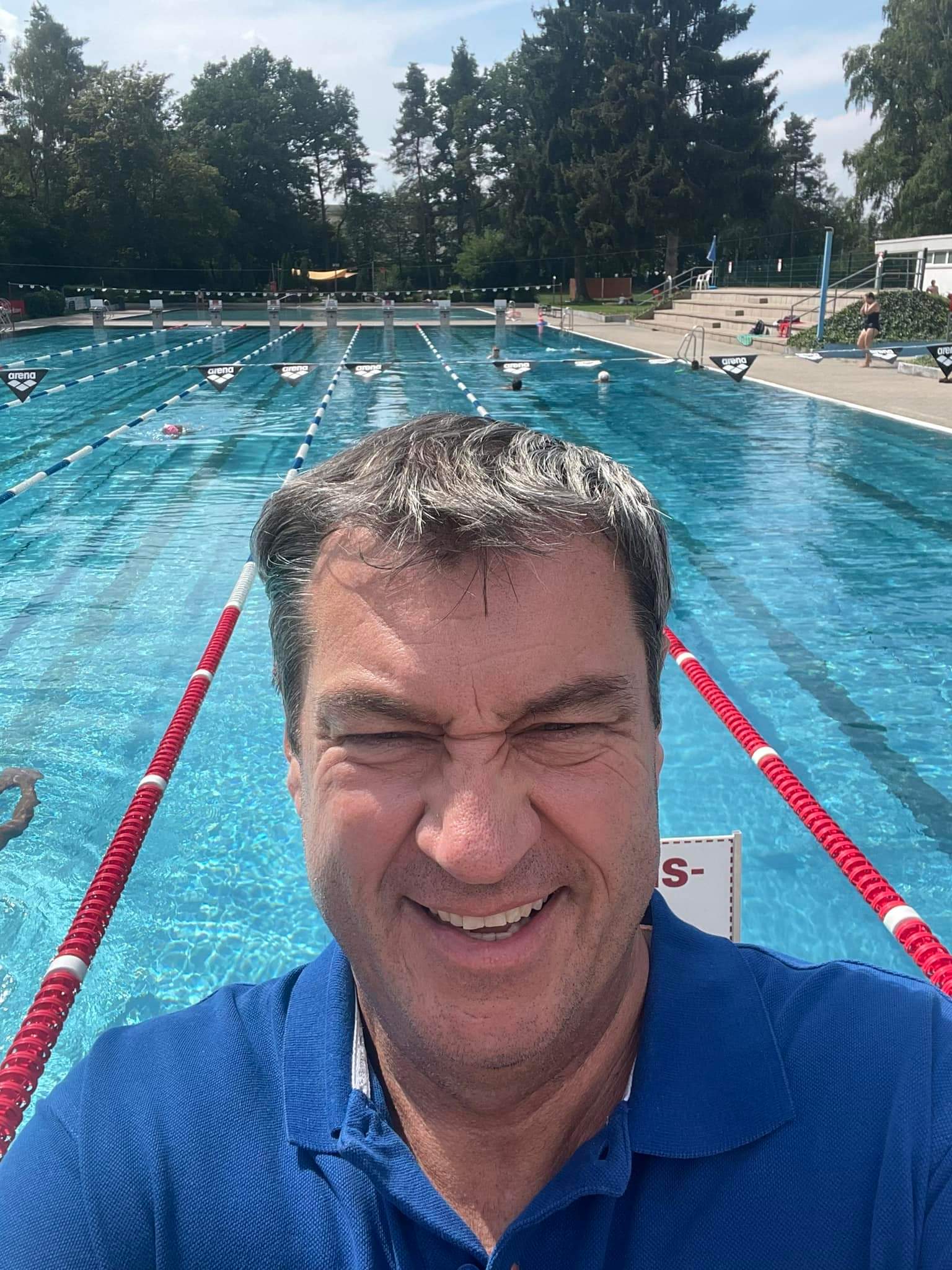 Ministerpräsident Markus Söder im Schwimmbad des 1. FC Nünberg
