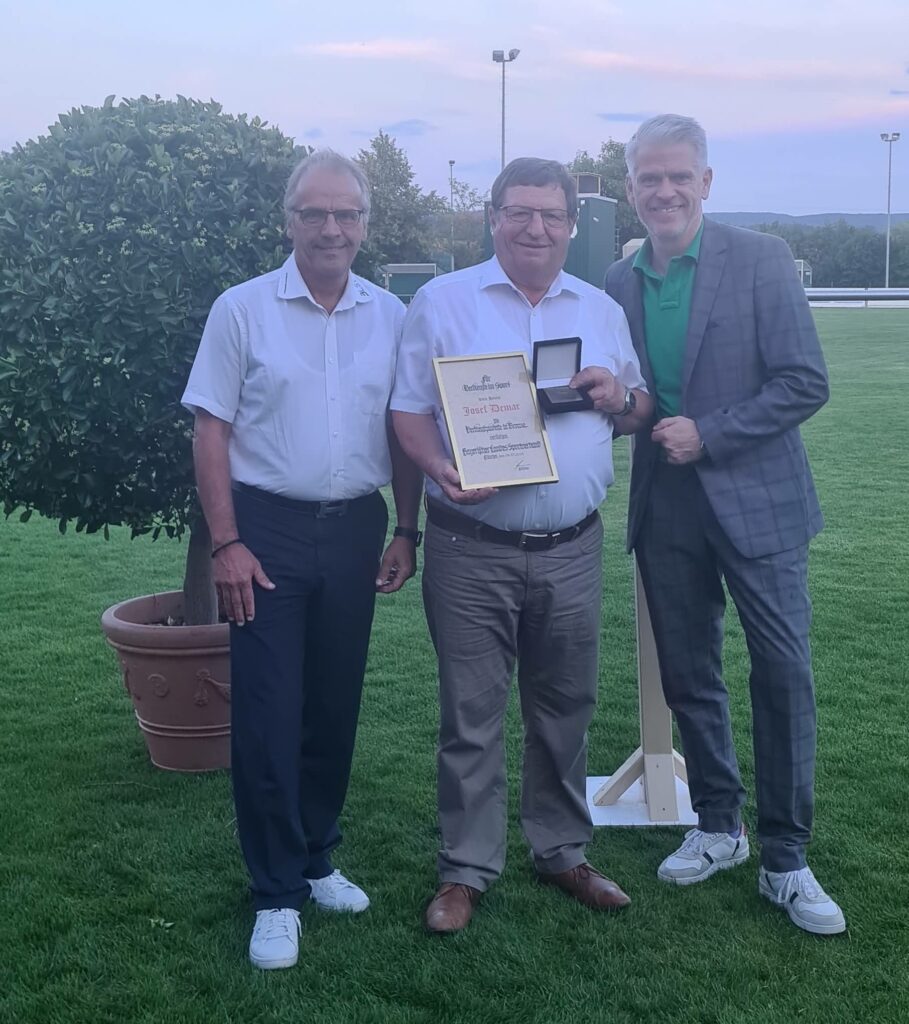Josef Demar erhält vom BLSV-Bezirksvositzenden Klaus Greier die Verdienstplakette in Bronze