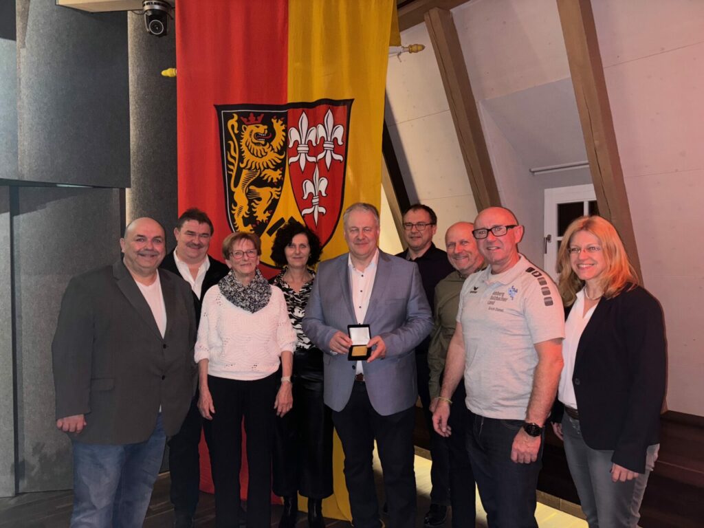 Die BLSV Kreisvorstandschaft Amberg-Sulzbach bei der Sportlerehrung des Landkreises Amberg-Sulzbach im Kulturschloß Theuern. In der Mitte Landrat Richard Reisinger