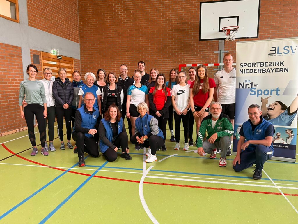 Gruppenbild in einer Sporthalle.