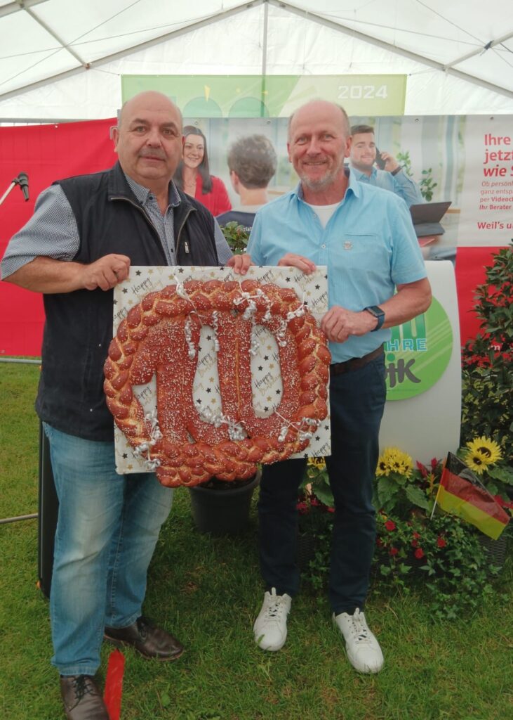 Da werden die DJK`ler lang knabbern können. Links KV Thomas Gebele und KJL Reinhard Weber