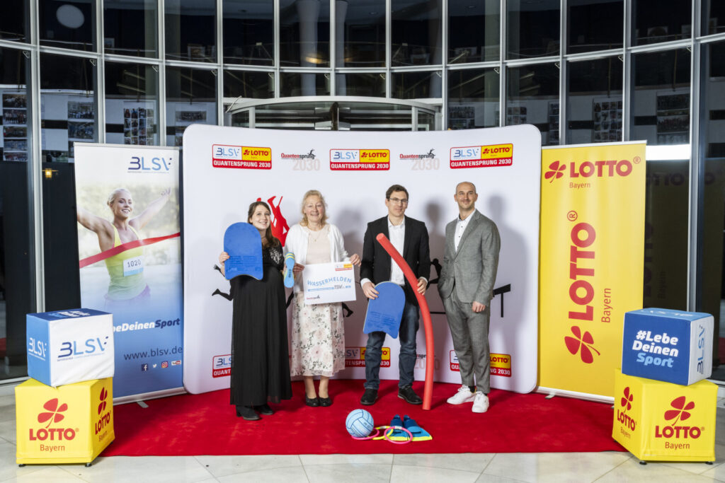 Quantensprung-Gala 2025 von und mit dem BLSV und Lotto Bayern. Siegerbild mit TSV 1860 Ansbach.