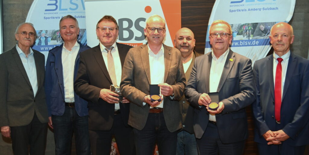 Ehrung für Poli­ti­ker und Spon­so­ren beim BLSV-Ehren­abend (von links): Josef Loben­ho­fer, MdL Harald Schwartz, Hans-Martin Schertl, Bern­hard Lind­ner, Thomas Gebele, Martin Preuß und Günter Simmerl.
Bild: gf