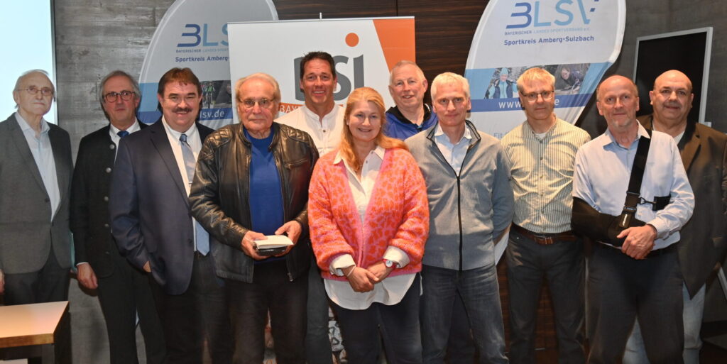 Weitere Geehrte und ihre Laudatoren beim BLSV-Ehrenabend (von links):Franz Mädler, Albert Kellner, Klaus Högl, Markus Spörer, Susi Druckseis-Luschner, Günter Dobmeier, Peter Deml, Wolfgang Rösch, Reinhard Weber und Thomas Gebele. (gf)