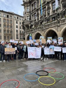 Menschenmenge veranstaltet eine Demo für Olympia in München.