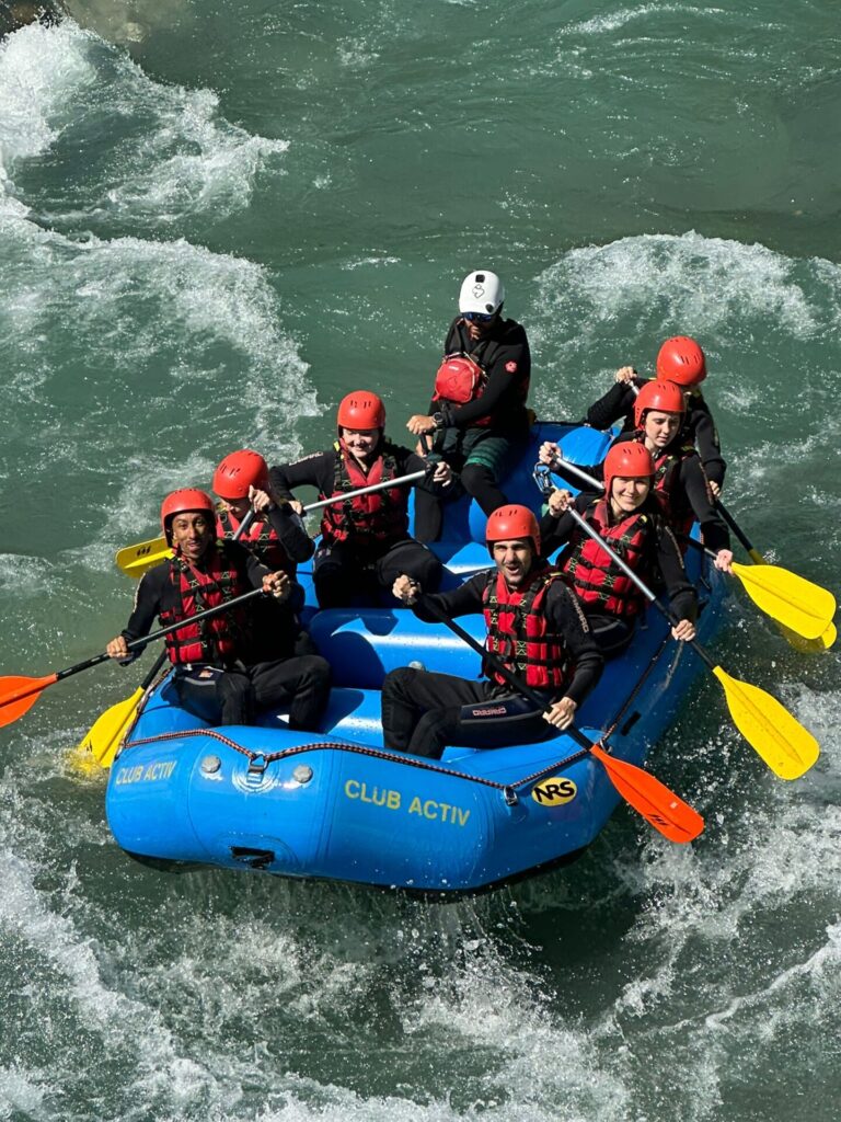 Eine Gruppe von Jugendlichen während einer Rafting-Tour.