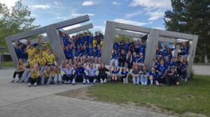 Knapp 60 SportlerInnen der Handballabteilung des TSV Schwabmünchen posieren für ein Gruppenfoto am Trikottag vor der Schule.