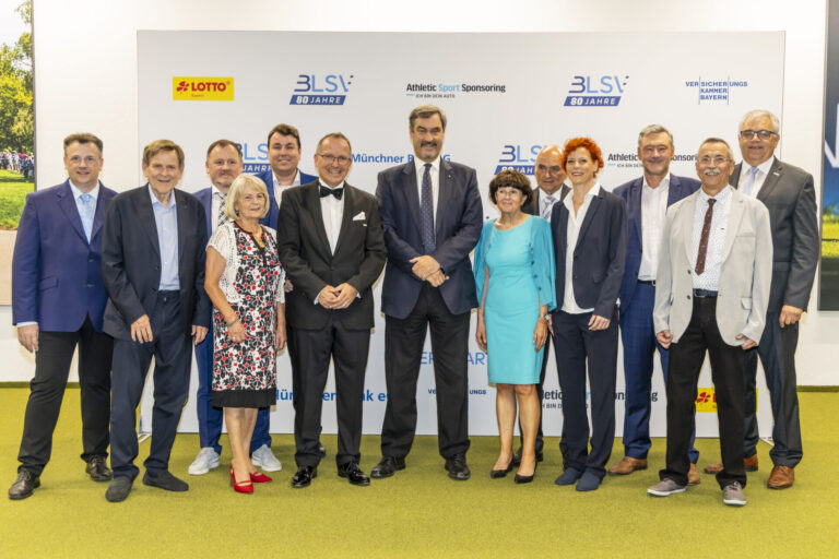 Ministerpräsident Dr. Markus Söder zusammen mit dem BLSV-Präsidium bei der Feier zum 80-jährigen BLSV-Jubiläum