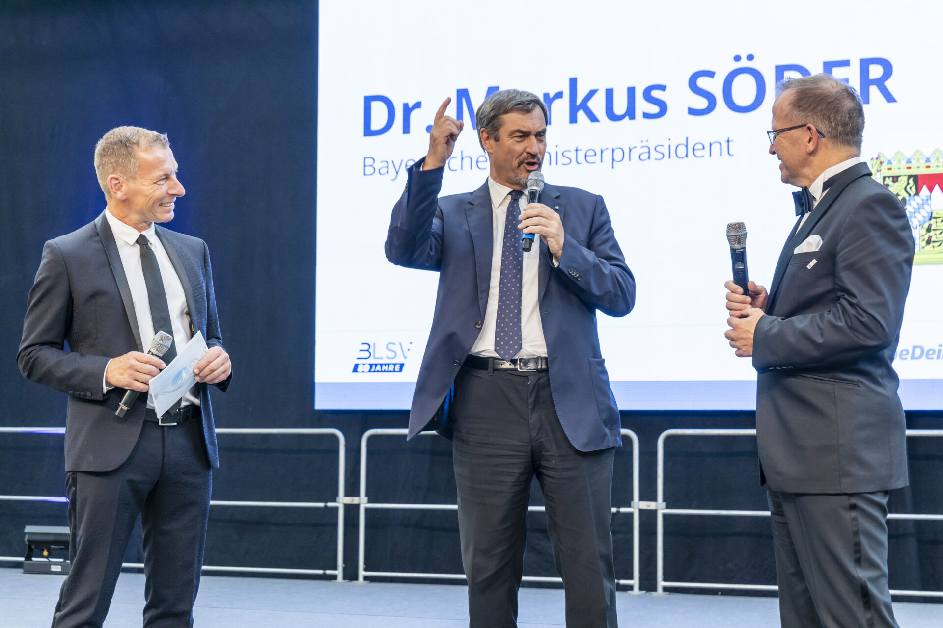 Dr. Markus Söder (Bayerischer Ministerpsäisdent) und Jörg Ammon (BLSV-Präsident) haben Spaß auf der Bühne zusammen mit Moderator Markus Othmer