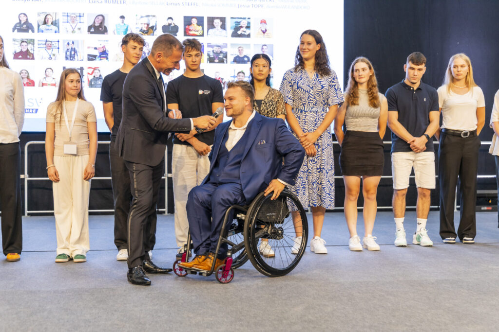 Insgesamt 34 junge, bayerische Sportlerinnen und Sportler sind in das Förderteam der Bayerischen Sprotstiftung berufen worden. Der Para-Tischtennisspieler Nicolai Sommer ist zudem Botschafter der Bayerischen Sportstiftung.