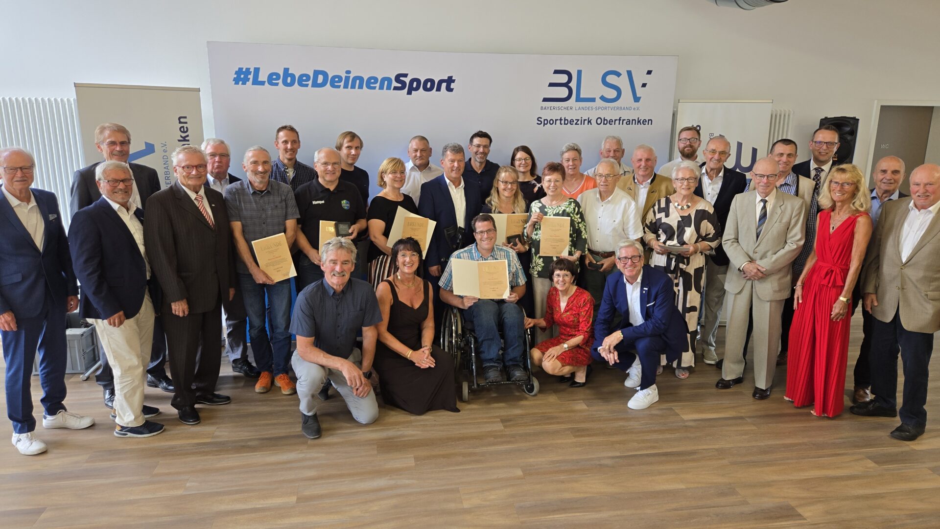 Gruppenbild mit allen Teilnehmern der Ehrungsveranstaltung
