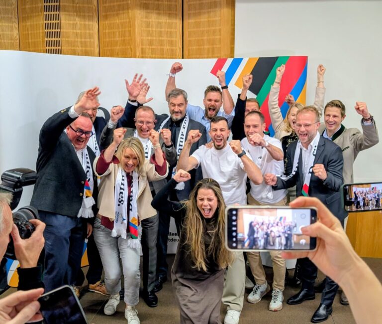 Großer Jubel im Haus des Sports. Diverse Fotografen halten die Emotionen der wichtigsten Akteure fest
