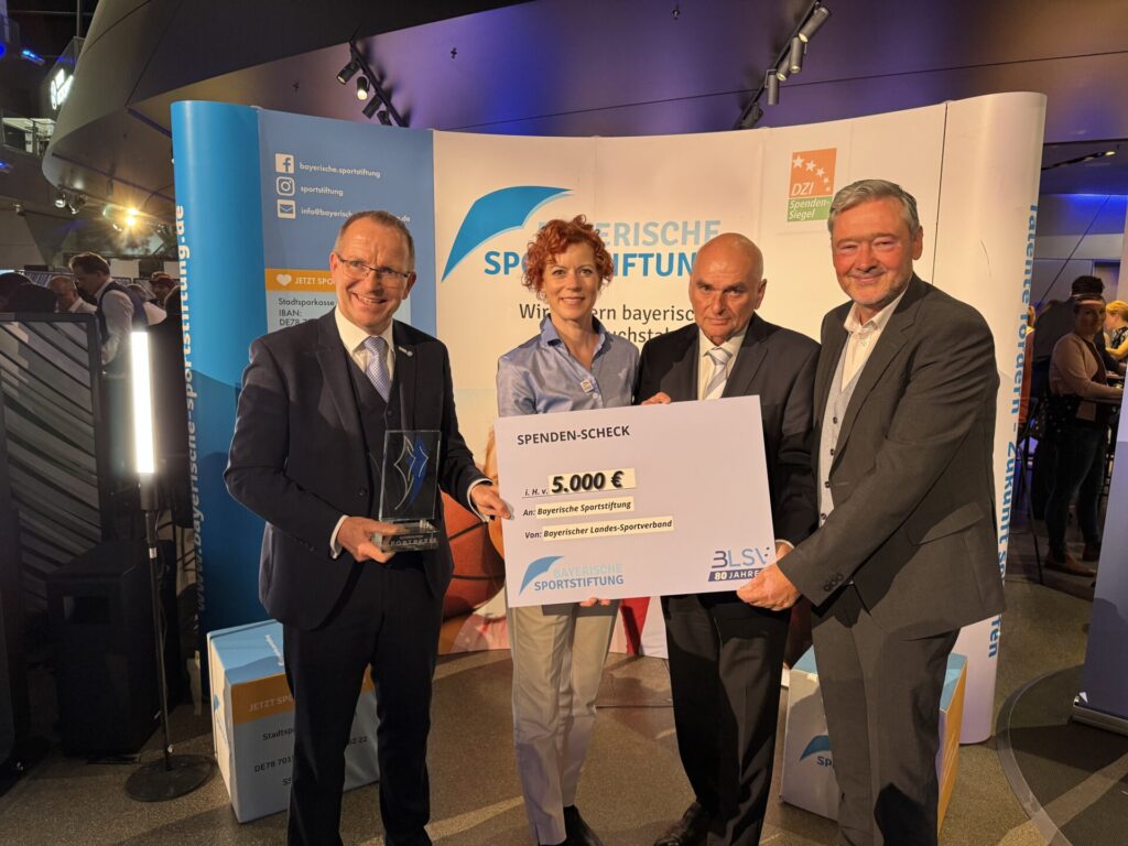 Der mit 5.000 Euro dotierte Bayerische Sportpreis wurde noch am Abend der Auszeichnung an den Vorsitzenden der Bayerischen Sportstiftung Gerhard Neubauer zur Förderung junger Talente gespendet.