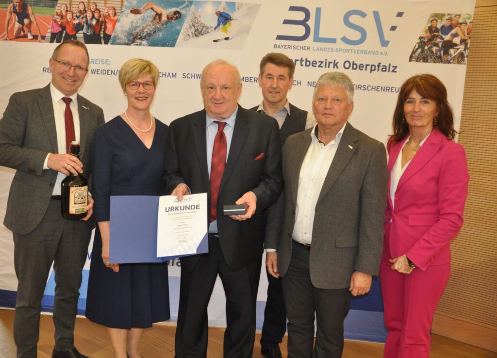Mit dem BLSV-Ehrenamtspreis wurde Helmut Seitz von der SpVgg Reichertshofen (BLSV-Kreis Neumarkt) ausgezeichnet; es gratulierten BLSV-Präsident Jörg Ammon, Bezirksvorsitzende Barbara Hernes, Kreisdigitalisierungsreferent Michael Wittl, Kreisvorsitzender Robert Hoidn und Kerstin Radler als Kulturreferentin des Bezirks Oberpfalz. Foto: Andreas Allacher/BLSV