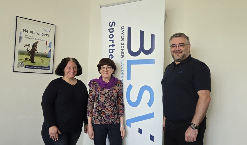 Gruppenbild mit Sportabzeichen Sachbearbeiterin Stefanie Bächle, BLSV Vizepräsidentin Gudrun Brendel-Fischer und Sportabzeichen Bezirksreferent Patrick Lindthaler