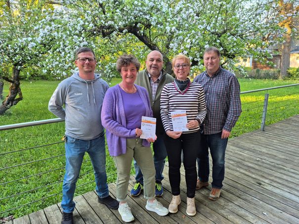 Die geehrten Sportler und Prüfer (v.l.n.r.) Kreisreferent Sebastian Stock, Sigrid Pilhofer, Kreisvorsitzender Thomas Gebele, Marion Pickel und Ehrenbezirksvorsitzender Hermann Müller