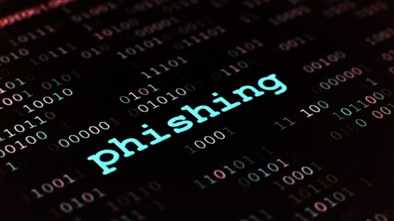Ein Bild mit binär-Code und dem Schritzug "Phishing"