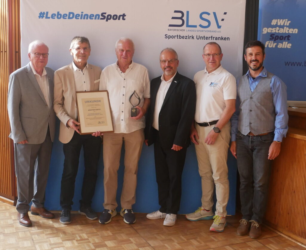 Günter Dietz mit Verantwotlichen aus Sport und Politik