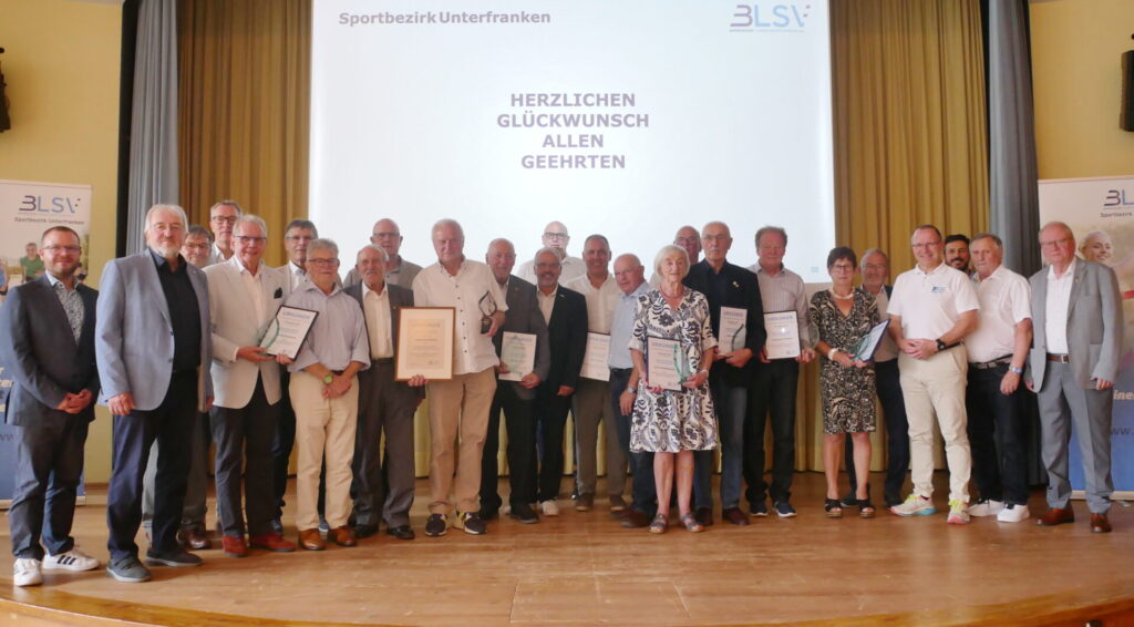 Alle Ausgezeichneten mit den Laudatoren und den Ehrengästen