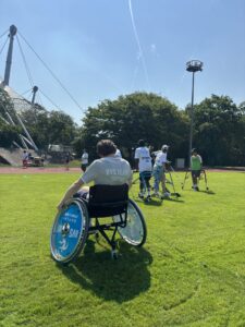 Kinder spielen Fußball im Rollstuhl oder mit Gehhilfen