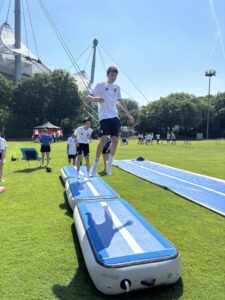 Kinder springen über eine Art aufblasbares Trampolin