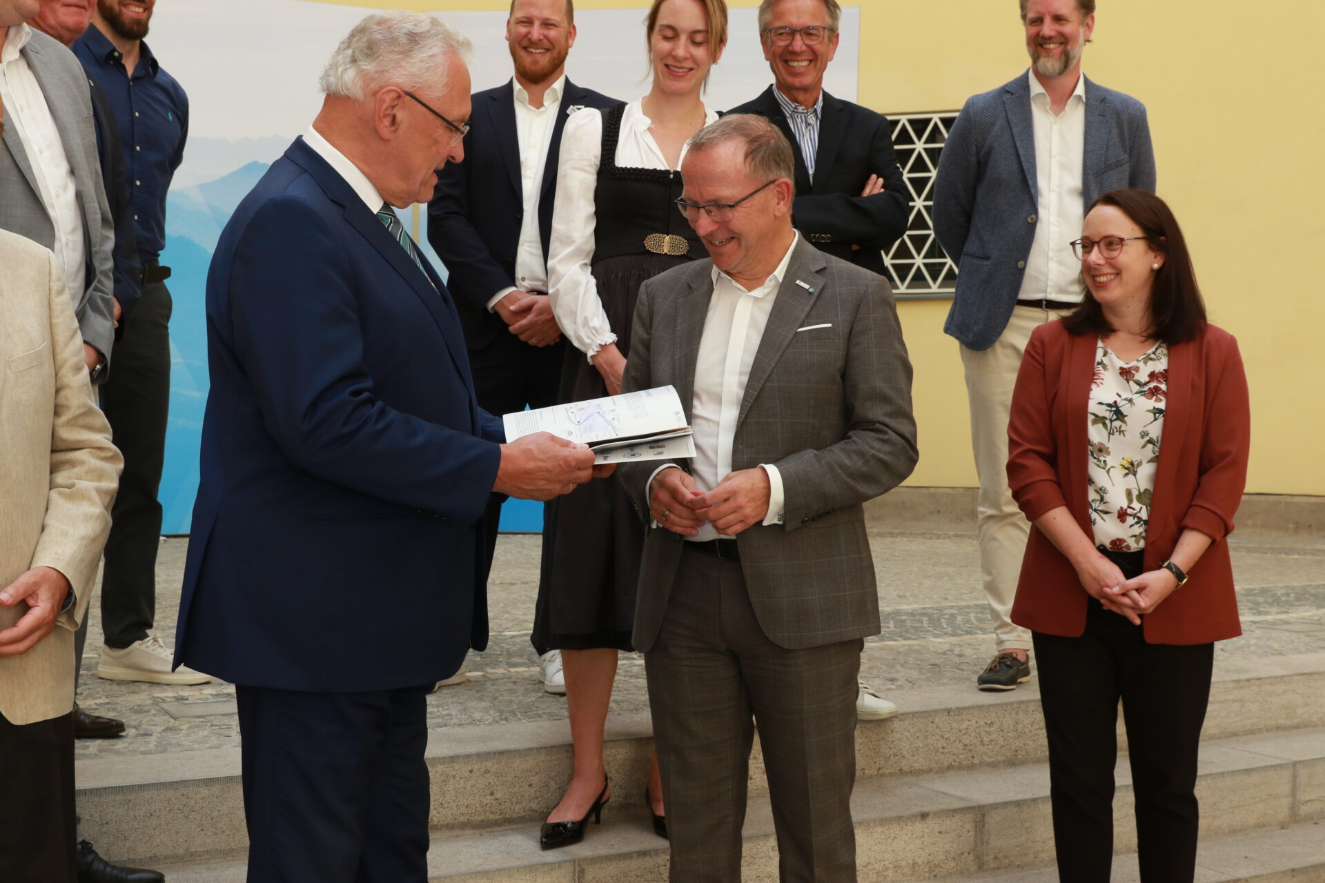 Nachwuchsleistungssportkonzept_2026, Jörg Ammon & Joachim Herrmann begutachten das neue Konzept im Innenministerium