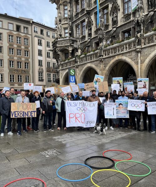 Menschenmenge veranstaltet eine Demo für Olympia in München.